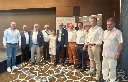 DG 2025-2026 Jouni K. Heinonen, avec son épouse et des membres du RC Jorat